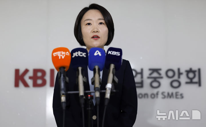 [서울=뉴시스] 김혜진 기자 = 이소영 중소벤처기업부 장관 후보자가 4일 서울 영등포구 중소기업중앙회에서 김기문 중기중앙회 회장과 차담회를 마치고 취재진의 질문에 답하고 있다. 2026.09.04. jini@newsis.com