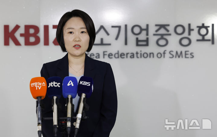 [서울=뉴시스] 김혜진 기자 = 이소영 중소벤처기업부 장관 후보자가 지난 4일 서울 영등포구 중소기업중앙회에서 김기문 중기중앙회 회장과 차담회를 마치고 접견실을 나서고 있다. 2026.09.15. jini@newsis.com
