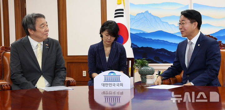 [서울=뉴시스] 고범준 기자 = 조정식 국회의장이 4일 서울 여의도 국회 의장실에서 미즈시마 고이치 주한일본대사를 접견하고 있다. 2026.09.04. bjko@newsis.com