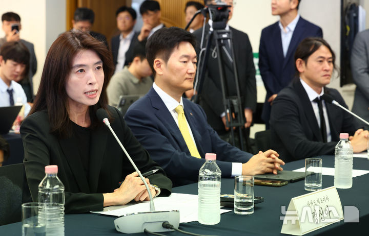 [서울=뉴시스] 전신 기자 = 정신아 카카오 대표가 4일 서울 중구 한국프레스센터에서 열린 '모두의 AI 프로젝트 착수 간담회'에서 발언하고 있다. 2026.09.04. photo1006@newsis.com