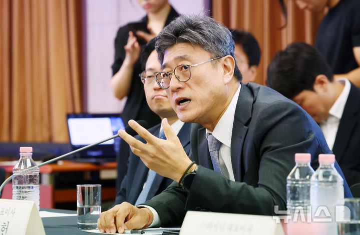 [서울=뉴시스] 전신 기자 = 정재헌 SKT 대표이사가 4일 서울 중구 한국프레스센터에서 열린 '모두의 AI 프로젝트 착수 간담회'에서 발언하고 있다. 2026.09.04. photo1006@newsis.com