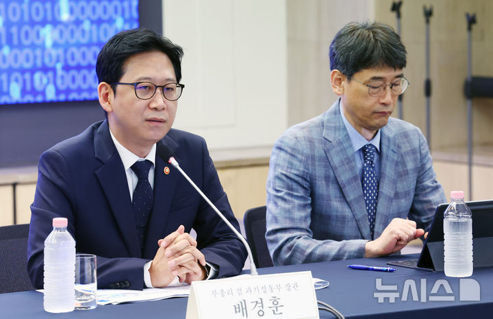 [서울=뉴시스] 전신 기자 = 배경훈 부총리 겸 과학기술정보통신부 장관이 4일 서울 중구 한국프레스센터에서 열린 '모두의 AI 프로젝트 착수 간담회'에서 발언하고 있다. 2026.09.04. photo1006@newsis.com