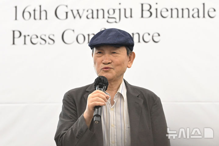 [전남광주=뉴시스] 이영주 기자 =윤범모 광주비엔날레 대표이사가 제16회 광주비엔날레 개막식이 열리는 4일 오전 전남광주 북구 운암동 광주비엔날레 전시관 거시기홀에서 열린 개막식 기자간담회에서 인사말하고 있다. 2026.09.04. leeyj2578@newsis.com