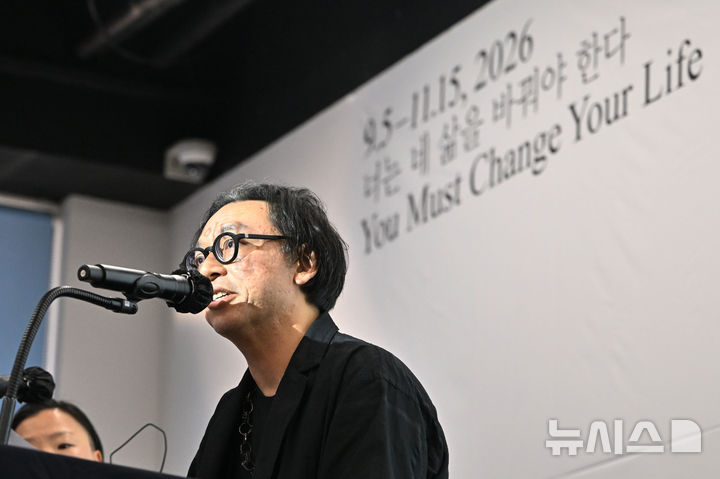 [전남광주=뉴시스] 이영주 기자 = 호추니엔 제16회 광주비엔날레 예술감독이 제16회 광주비엔날레 개막식이 열리는 4일 오전 전남광주 북구 운암동 광주비엔날레 전시관 거시기홀에서 열린 개막식 기자간담회에서 발표하고 있다. 2026.09.04. leeyj2578@newsis.com
