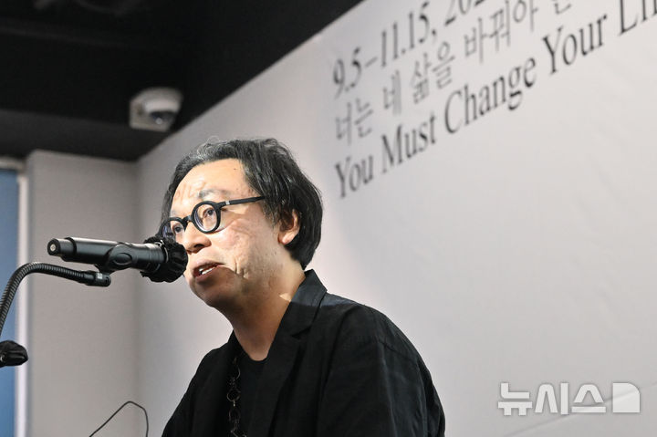 [전남광주=뉴시스] 이영주 기자 = 호추니엔 제16회 광주비엔날레 예술감독이 제16회 광주비엔날레 개막식이 열리는 4일 오전 전남광주 북구 운암동 광주비엔날레 전시관 거시기홀에서 열린 개막식 기자간담회에서 발표하고 있다. 2026.09.04. leeyj2578@newsis.com