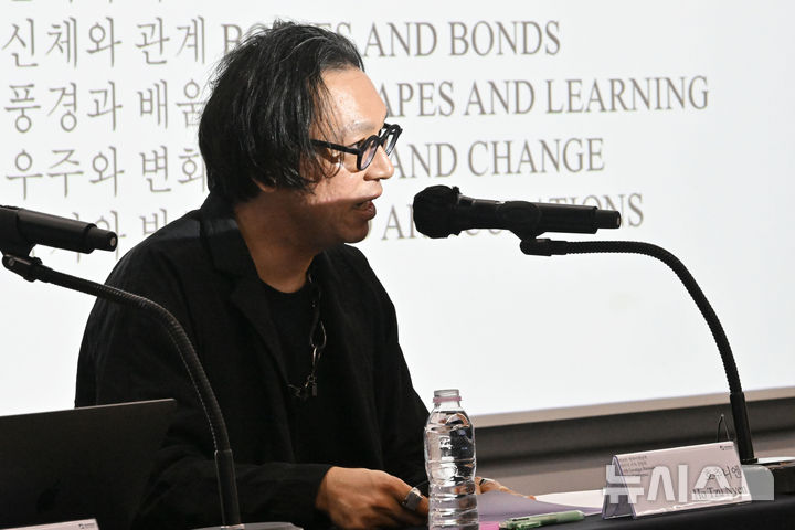 [전남광주=뉴시스] 이영주 기자 = 호추니엔 제16회 광주비엔날레 예술감독이 제16회 광주비엔날레 개막식이 열리는 4일 오전 전남광주 북구 운암동 광주비엔날레 전시관 거시기홀에서 열린 개막식 기자간담회에서 발표하고 있다. 2026.09.04. leeyj2578@newsis.com