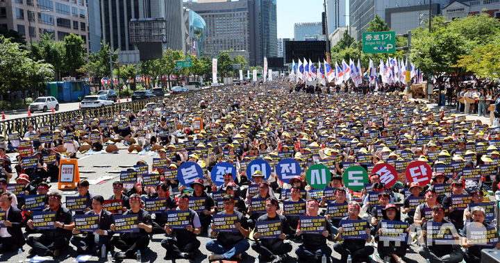 [서울=뉴시스] 박영태 기자 = 4일 오전 서울 종로구 동화면세점 앞에서 금융노조 총파업 대회가 열리고 있다. 2026.09.04. since1999@newsis.com