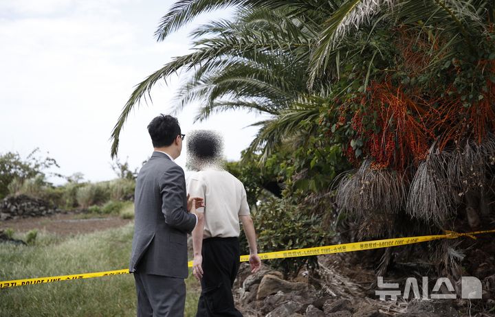 [제주=뉴시스] 우장호 기자 = 4일 오후 제주시 한림읍의 한 야자수 농장에 실종 신고 101일 만에 시신으로 발견된 장모(30대·여)씨의 오빠가 찾아와 현장을 둘러보고 있다. 2026.09.04. woo1223@newsis.com