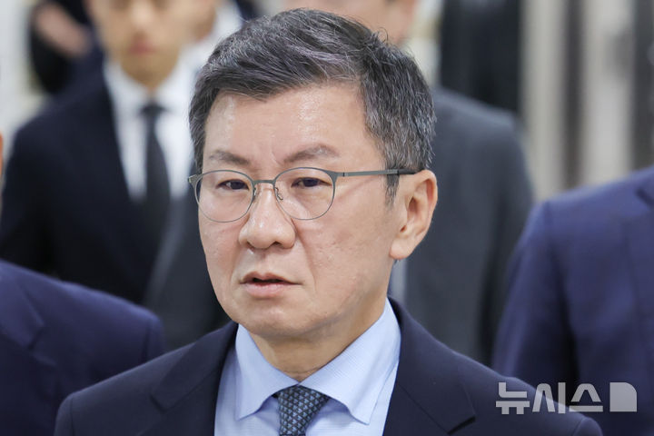 [서울=뉴시스] 홍효식 기자 = 정몽규 HDC 회장이 4일 서울 서초구 서울중앙지방법원에서 열린 공정거래법 위반 1.5억 약식기소 관련 1차 공판에 출석하고 있다. 2026.09.04. yesphoto@newsis.com