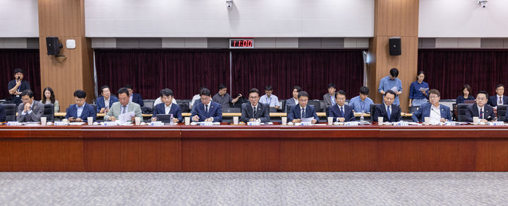 [서울=뉴시스] 고범준 기자 = 김민석 더불어민주당 대표가 4일 충남도청 대회의실에서 열린 2026년 더불어민주당-충청남도 예산정책협의회에서 발언하고 있다. (사진=더불어민주당 제공) 2026.09.04. photo@newsis.com *재판매 및 DB 금지