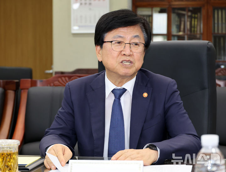 [세종=뉴시스] 배훈식 기자 = 최교진 교육부 장관 모습.2026.09.04. dahora83@newsis.com
