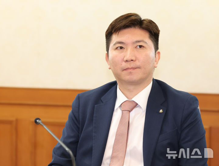 [서울=뉴시스] 조수정 기자 = 유승민 대한체육회장의 탁구협회장 재직 당시 국가대표 선발 개입과 업무상 배임 의혹 등을 불송치한 경찰 결정에 대해 고발인 측이 수사심의를 신청했다. 사진은 유 회장이 지난 4일 오후 서울 종로구 정부서울청사에서 열린 국가스포츠정책위원회 첫 회의에 참석한 모습. .2026.09.17. chocrystal@newsis.com