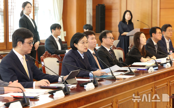[서울=뉴시스] 조수정 기자 = 한성숙 국무총리가 4일 오후 서울 종로구 정부서울청사에서 열린 국가스포츠정책위원회 첫 회의를 주재하고 있다. 왼쪽부터 최휘영 문화체육관광부 장관, 한 총리, 유승민 대한체육회장, 김영수 국무1차장, 서정화 위원. 2026.09.04. chocrystal@newsis.com