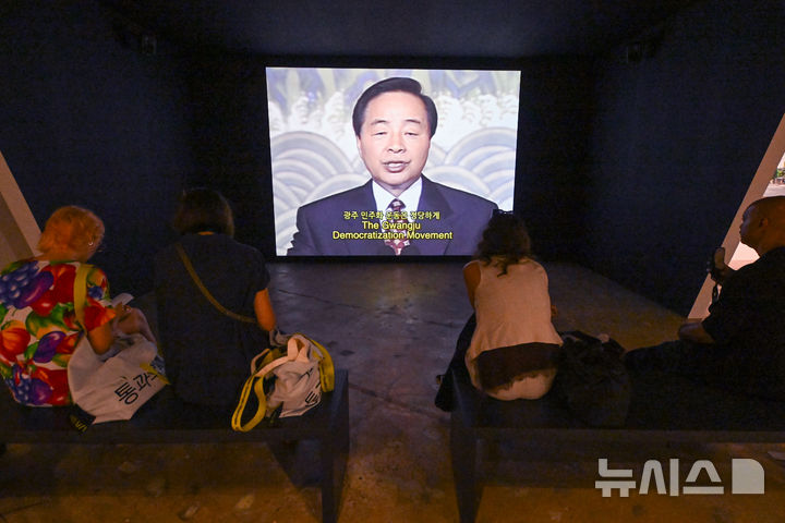 [전남광주=뉴시스] 이영주 기자 = 4일 오후 전남광주 북구 운암동 광주비엔날레 전시관에서 관람객들이 제임스.T.홍 작가의 작품 '사과'를 감상하고 있다. 작품은 전 세계 정치인들의 사과영상을 모아 반성과 책임의 언어로 표현하고 있다. 제16회 광주비엔날레는 "너는 네 삶을 바꿔야 한다"를 주제로 오는 5일부터 11월15일까지 72일간 열린다. 2026.09.04. leeyj2578@newsis.com