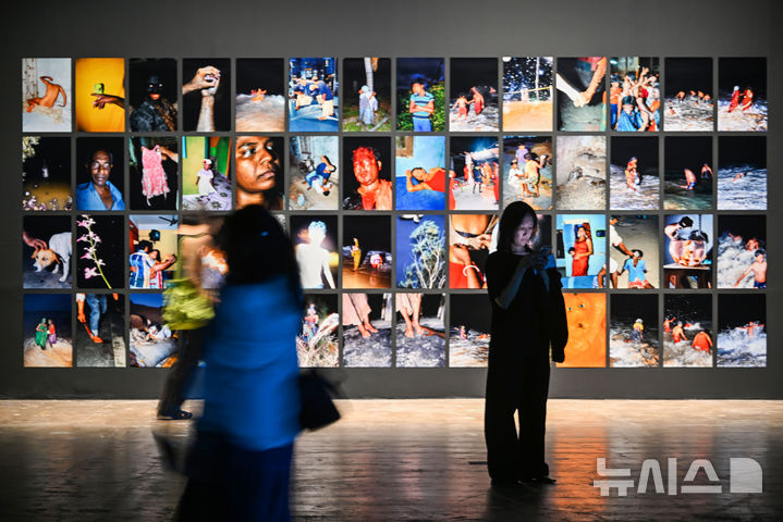 [전남광주=뉴시스] 이영주 기자 = 4일 오후 전남광주 북구 운암동 광주비엔날레 전시관에서 관람객들이 작품을 감상하고 있다. 제16회 광주비엔날레는 "너는 네 삶을 바꿔야 한다"를 주제로 5일부터 11월15일까지 72일간 열린다. 2026.09.04. leeyj2578@newsis.com