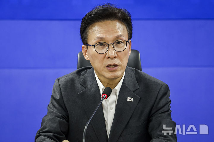 [서울=뉴시스] 정병혁 기자 = 김민석 더불어민주당 대표가 4일 서울 여의도 국회에서 열린 메가성장특별위원회 당정협의회에서 발언하고 있다. 2026.09.04. jhope@newsis.com