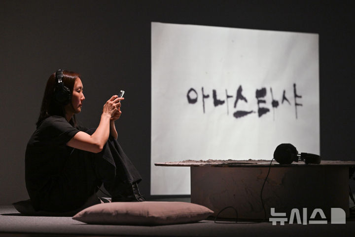 [전남광주=뉴시스] 이영주 기자 = 4일 오후 전남광주 북구 운암동 광주비엔날레 전시관에서 관람객들이 작품을 체험하고 있다. 제16회 광주비엔날레는 "너는 네 삶을 바꿔야 한다"를 주제로 오는 5일부터 11월15일까지 72일간 열린다. 2026.09.04. leeyj2578@newsis.com