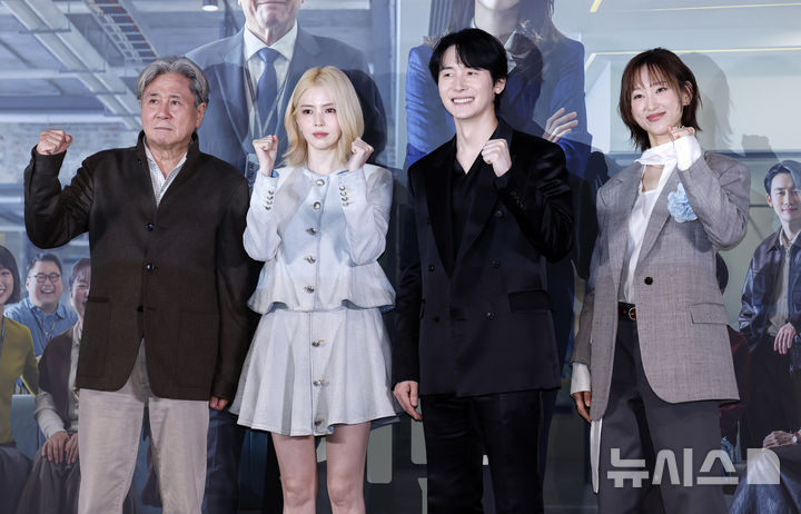 [서울=뉴시스] 김혜진 기자 = 배우 최민식(왼쪽부터), 한소희, 김준한, 류헤영이 4일 오후 서울 용산구 CGV용산아이파크몰에서 열린 영화 '인턴'(감독 김도영) 언론시사회에서 포즈를 취하고 있다. 2026.09.04. jini@newsis.com