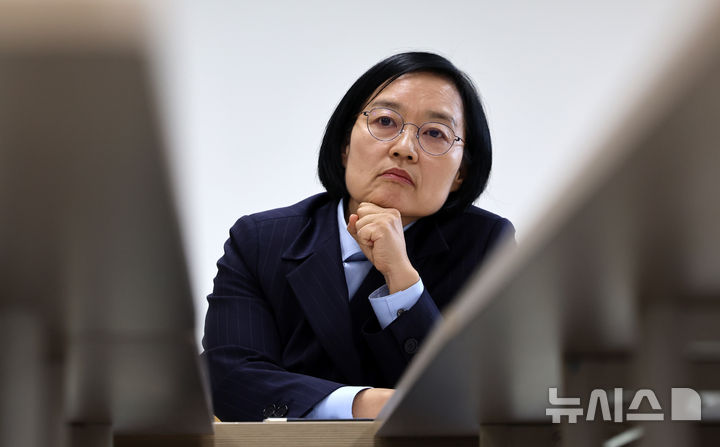 [서울=뉴시스] 조성우 기자 = 한성숙 국무총리가 4일 서울 동대문구 도시형 생활주택 현장을 방문해 신축매입 사업 현황 브리핑을 듣고 있다. 2026.09.04. xconfind@newsis.com