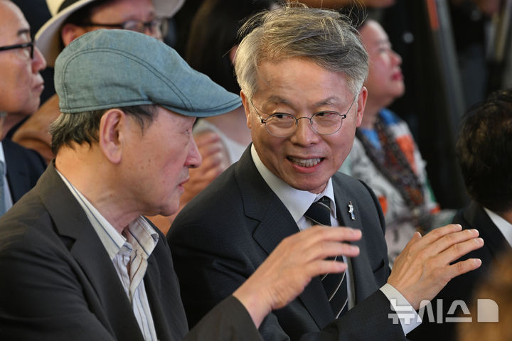 [전남광주=뉴시스] 이영주 기자 = 민형배(오른쪽) 전남광주통합특별시장과 윤범모 광주비엔날레 대표이사가 4일 오후 전남광주 북구 운암동 광주비엔날레 전시장에서 열린 제16회 광주비엔날레 개막식에 참여해 대화를 나누고 있다. 2026.09.04. leeyj2578@newsis.com