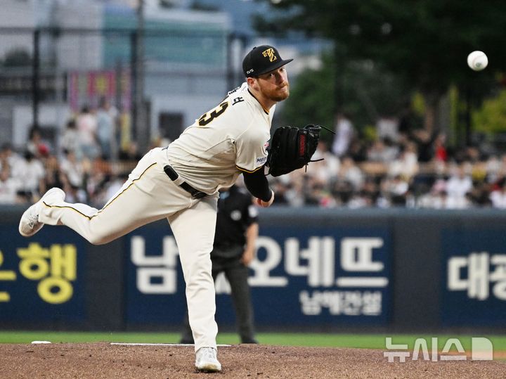 [전남광주=뉴시스] 이현행 기자 = 4일 전남광주 북구 광주-기아챔피언스필드에서 열린 2026 신한 SOL KBO리그 KT 위즈와 KIA 타이거즈의 경기, 1회초 KIA 선발 올러가 역투하고 있다. 2026.09.04. lhh@newsis.com