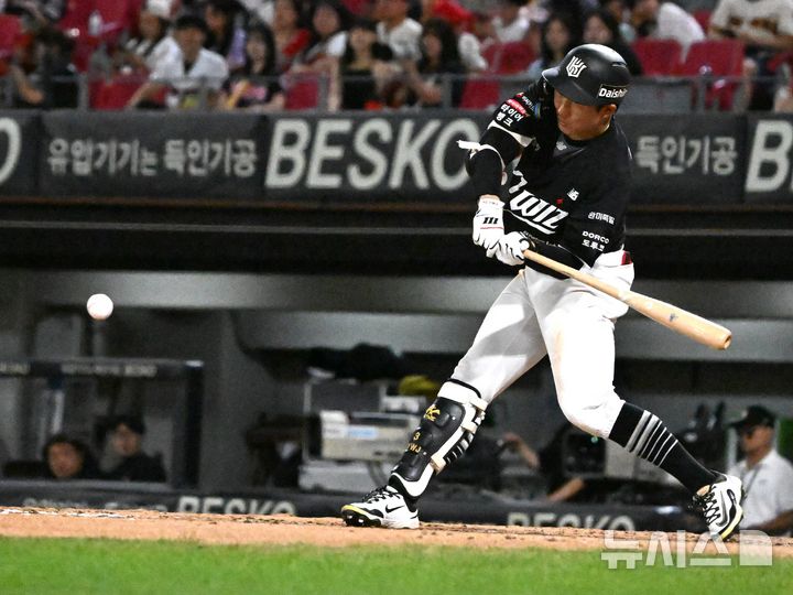 [전남광주=뉴시스] 이현행 기자 = 4일 전남광주 북구 광주-기아챔피언스필드에서 열린 2026 신한 SOL KBO리그 KT 위즈와 KIA 타이거즈의 경기, 8회 초 KT 최원준이 안타를 치고 선두타자 출루하고 있다. 2026.09.04. lhh@newsis.com