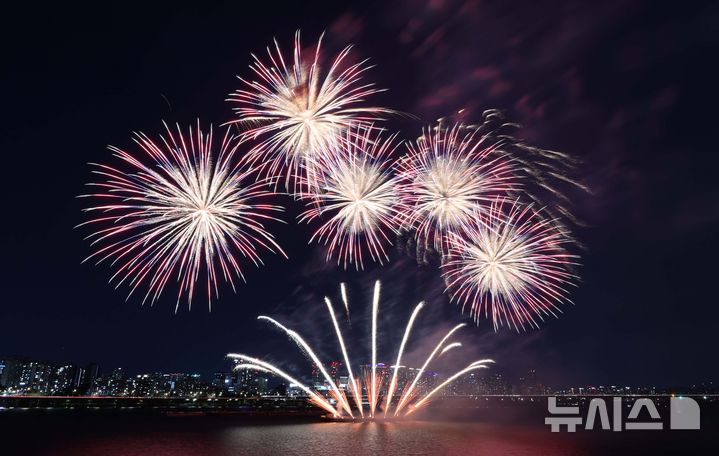 [서울=뉴시스] 사진공동취재단 = 4일 서울 영등포구 여의도 한강공원 일대에서 'Freedom250 기념 불꽃쇼 및 드론쇼'가 진행되고 있다. 이 행사는 미국 독립 250주년과 한미 동맹 및 우정을 기념하기 위해 주한미국대사관이 기획한 것으로 '서울세계불꽃축제 2026'의 전야제 성격도 띠고 있다. 2026.09.04. photo@newsis.com