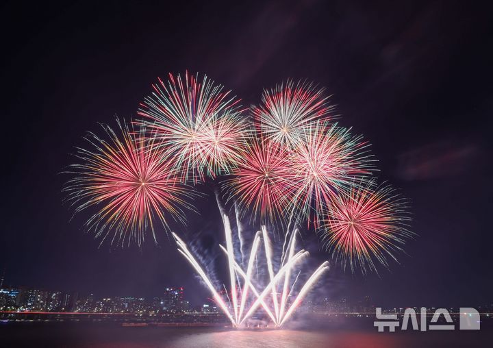 [서울=뉴시스] 사진공동취재단 = 전날(4일) 서울 영등포구 여의도 한강공원 일대에서 'Freedom250 기념 불꽃쇼 및 드론쇼'가 진행되고 있다. 이 행사는 미국 독립 250주년과 한미 동맹 및 우정을 기념하기 위해 주한미국대사관이 기획한 것으로 '서울세계불꽃축제 2026'의 전야제 성격도 띠고 있다. 2026.09.05. photo@newsis.com