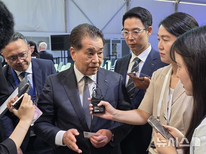 [도널슨빌(루이지애나)=뉴시스] 박현준 기자 = 장인화 포스코그룹 회장이 4일(현지시간) 미국 루이지애나주에서 열린 '현대제철-포스코 루이지애나 전기로 제철소(HPLS)' 기공식을 마치고 기자들의 질문에 답하고 있다. 2026.09.04 parkhj@newsis.com