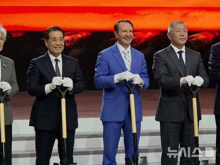 [도널슨빌(루이지애나)=뉴시스] 박현준 기자 = 4일(현지시간) 미국 루이지애나주에서 열린 '현대제철-포스코 루이지애나 전기로 제철소(HPLS)' 기공식에서 참석자들이 기념사진을 촬영하고 있다. 왼쪽부터 장인화 포스코그룹 회장, 제프 랜드리 루이지애나 주지사, 정의선 현대차그룹 회장. 2026.09.04 photo@newsis.com