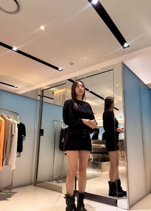 [서울=뉴시스] 방송인 장영란이 슬림한 몸매가 드러나는 패션을 선보였다. (사진=장영란 인스타그램 캡처)