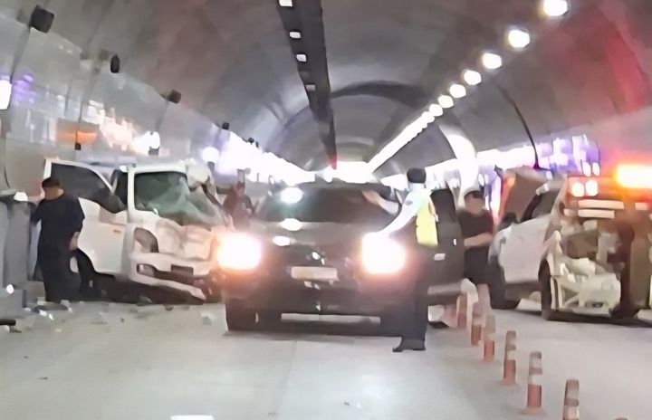 [봉화=뉴시스] 경북 봉화군 법전면 어지리 노루재터널 안 교통사고 현장. (사진=경북소방본부 제공) 2026.09.05. photo@newsis.com *재판매 및 DB 금지