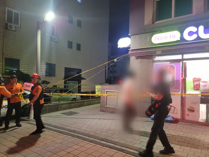 [제주=뉴시스] 4일 오후 7시22분께 제주시 연동에서 건물 외장재가 추락해 소방당국이 안전조치를 하고 있다. (사진=제주소방안전본부 제공) 2026.09.05. photo@newsis.com *재판매 및 DB 금지