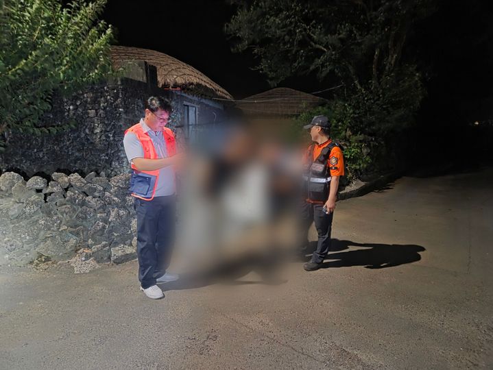 [제주=뉴시스] 4일 서귀포시 표선면 성읍초등학교 인근에서 10대가 실종됐다는 신고가 접수된 가운데 소방 관계자가 실종자를 발견하고 가족에게 인계하고 있다. (사진=제주소방안전본부 제공) 2026.09.05. photo@newsis.com *재판매 및 DB 금지