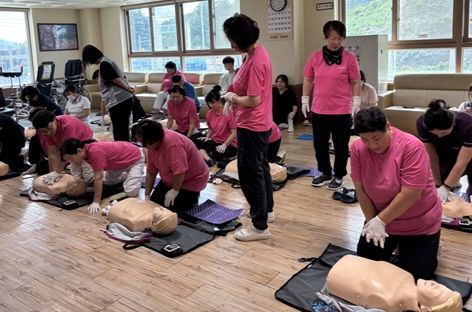 [대구=뉴시스] 성심의료재단 서대구실버하우스에서 전 직원을 대상으로 심폐소생술(CPR)과 응급처치교육이 진행되고 있다. (사진=서대구실버하우스 제공) 2026.09.05. photo@newsis.com *재판매 및 DB 금지