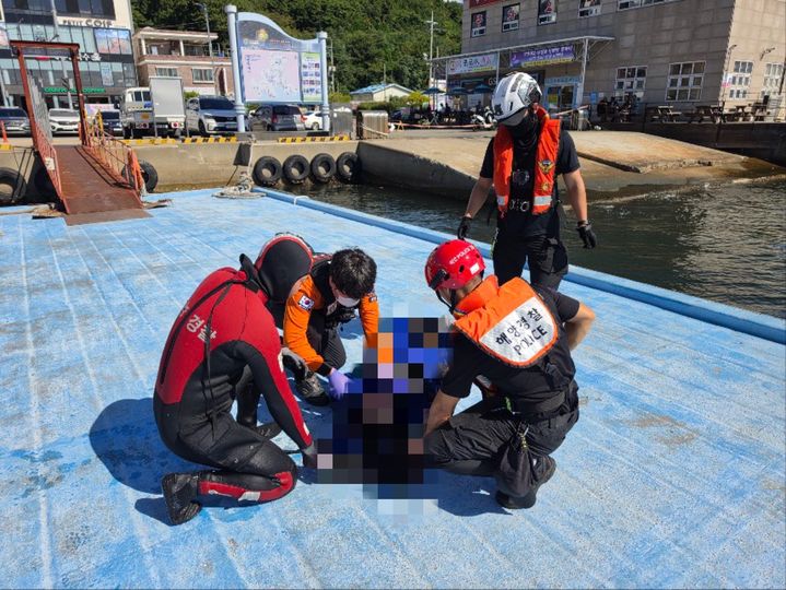 [창원=뉴시스] 5일 오전 경남 창원시 진해구 소죽도 인근 해상에서 어선 2척이 충돌해 해상에 추락한 70대 여성을 창원해경 구조대원들이 구조하고 있다. (사진=창원해경 제공) 2026.09.05. photo@newsis.com *재판매 및 DB 금지