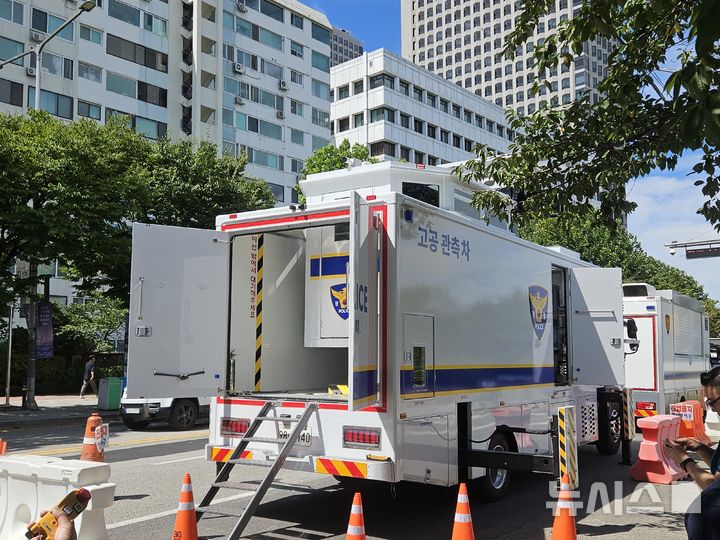 [서울=뉴시스] 염지윤 수습기자 = 5일 오전 서울 영등포구 여의도 일대에 '서울세계불꽃축제 2026' 인파 관리를 위한 경찰 고공관측차량이 배치돼 있다. 경찰은 고공관측차량을 활용해 행사장 주변 인파 밀집도를 파악할 예정이다. 2026.09.05. yeomjy@newsis.com