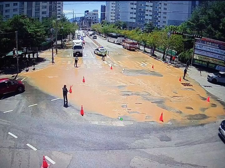 [서산=뉴시스] 5일 낮 12시22분께 충남 서산시 예천동 파리바게트 앞 도로 수도관이 파열돼 통제 중이다. (사진=서산시 제공) 2026.09.05. photo@newsis.com *재판매 및 DB 금지