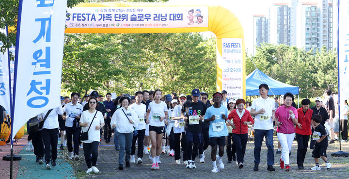 [안산=뉴시스] 5일 경기 안산시 안산호수공원에서 열린 'RAS FESTA 가족 슬로우 러닝 축제'에서 안민석 경기도교육감과 이민근 안산시장, 학생 등 참가자들이 함께 달리고 있다. (사진=경기도교육청 제공) 2026.09.05. photo@newsis.com *재판매 및 DB 금지