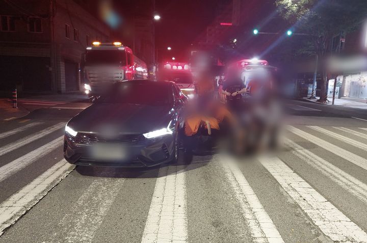 [부산=뉴시스] 5일 오전 4시30분께 부산 남구의 한 도로에서 A(50대·여)씨가 몰던 승용차가 신호에 맞춰 횡단보도를 건너던 보행자 2명을 치었다. (사진=부산 남부경찰서 제공) 2026.09.05. photo@newsis.com *재판매 및 DB 금지