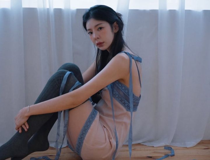 [서울=뉴시스] 가수 장재인이 화보 촬영에서 가녀린 실루엣을 선보이며 시선을 끌고 있다. (사진=인스타그램 '장재인(@jangjane_)' 캡처