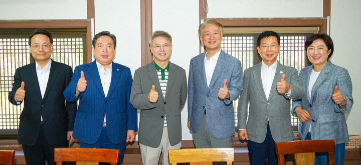 [전남광주=뉴시스] 민형배 전남광주통합특별시장과 광주지역 5개 구청장이 5일 오전 서구의 한 음식점에서 지역 현안과 협력 방안을 논의하기에 앞서 기념사진을 촬영하고 있다. 임택(왼쪽부터) 동구청장, 김병내 남구청장, 민형배 시장, 김이강 서구청장, 박병규 광산구청장, 신수정 북구청장. (사진=전남광주시 제공) 2026.09.05. photo@newsis.com *재판매 및 DB 금지