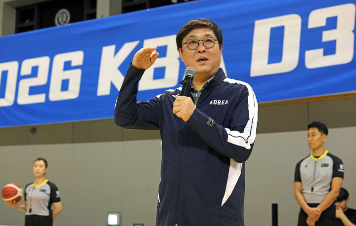 [서울=뉴시스] 최휘영 문화체육관광부 장관, 5일 서울 서대문구 연세대학교 체육관에서 열린 동호인 팀 '업템포'와 '모어'의 농구 디비전리그 D3리그 경기 현장 방문. (사진=문체부 제공) *재판매 및 DB 금지