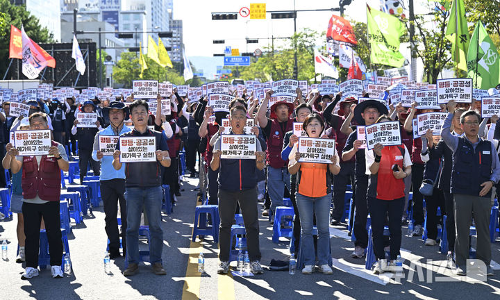 [전남광주=뉴시스] 양시원 기자 = 5일 오후 전남광주통합특별시 광주청사 앞에서 전국민주노동조합총연맹 전남본부와 광주본부가 '좋은 일자리 메가특구 노동자·시민대회'를 열어 평등·공공성이 살아있는 메가특구 실현을 촉구하고 있다. 2026.09.05. goodwrite97@newsis.com 