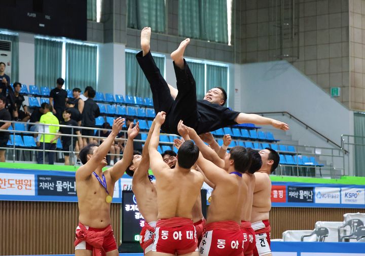 [서울=뉴시스] 5일 강원특별자치도 삼척시 삼척체육관에서 열린 제2회 삼척이사부장군배전국장사씨름대회 대학교부 단체전 우승을 차지한 동아대학교(부산광역시)가 우승을 확정한 후 하성우 감독 헹가래를 하고 있다. (사진=대한씨름협회 제공) 2026.09.05. photo@newsis.com *재판매 및 DB 금지
