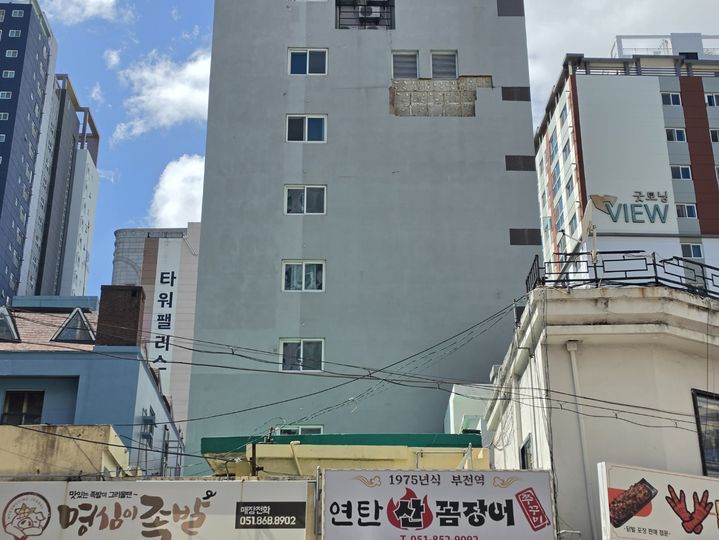 [부산=뉴시스] 강풍으로 5일 낮 12시3분께 부산진구의 한 건물 외벽이 떨어졌다. (사진=부산소방재난본부 제공) 2026.09.05. photo@newsis.com *재판매 및 DB 금지