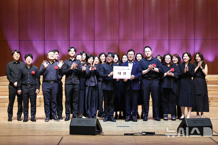 [창원=뉴시스]박완수 경남도지사가 5일 창원특례시 성산아트홀에서 (사)경남예술문화단체총연합 주최 '2026 경남예술제 합창경연대회 동화(同和)' 대상 팀인 경남교원합창단과 기념촬영하고 있다.(사진=경남도 제공) 2026.09.05. photo@newsis.com