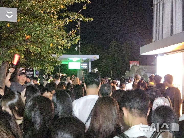 [서울=뉴시스] 염지윤 수습기자 = 5일 오후 서울 영등포구 여의도 한강공원 일대에서 '서울세계불꽃축제 2026'을 관람한 시민들이 공연 종료 후 귀가하고 있다. 2026.09.05. yeomjy@newsis.com
