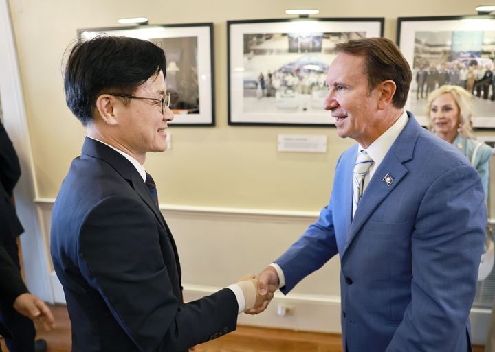 [서울=뉴시스] 김정관 산업통상부 장관이 4일(현지 시간) 미국 루이지애나주에서 열린 '현대제철-포스코 루이지애나 전기로 제철소(HPLS)' 기공식에 앞서 제프 랜드리(Jeff Landry) 루이지애나 주지사와 만나 대화하고 있다. (사진=산업통상부 제공) 2026.09.04. photo@newsis.com *재판매 및 DB 금지