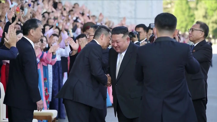 [서울=뉴시스] 김정은 북한 국무위원장이 지난 4일 제15차 전국교원대회 참가자들과 만나 기념사진을 찍었다고 조선중앙TV가 5일 보도했다. (사진=조선중앙TV 캡처) 2026.09.05. photo@newsis.com *재판매 및 DB 금지